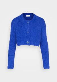 Krátký modrý cardigan vyrobený z chlupatého materiálu, s dlouhými rukávy a dvěma průhlednými knoflíky vpředu, s měkkou texturou a kulatým výstřihem.