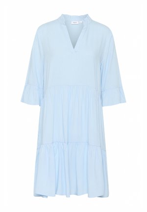 Gaiši zils, līdz ceļgaliem garš kleita ar volānu ap kaklu un piedurknēm. Izceļas ar slāņainu dizainu un brīvu piegriezumu, bez redzamām furnitūrām.