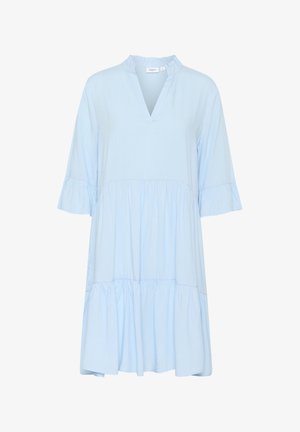 Jasnoniebieska sukienka do kolan z falbankowym dekoltem i rękawami. Posiada warstwowy krój, luźny fason i brak widocznych elementów metalowych.