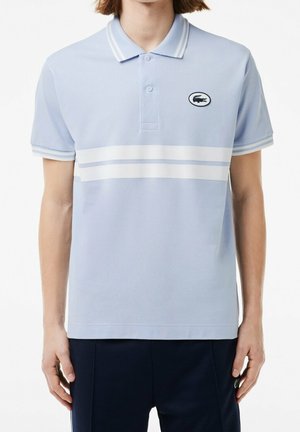 Hellblaues Poloshirt mit weißen Streifen, klassischem Kragen, kurzen Ärmeln und einem schwarzen, gestickten Logo auf der linken Brust.