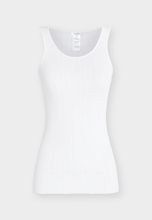 Weißes ärmelloses geripptes Tanktop mit Rundhalsausschnitt und figurbetonter Silhouette auf einfarbigem Hintergrund.