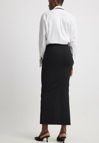 NA-KD Maksiseelik - black