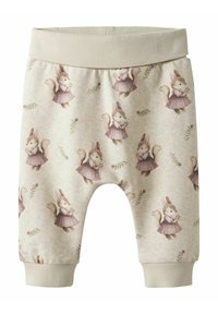Pantaloni per bambini in cotone beige con vita elasticizzata, caratterizzati da una stampa ripetuta di scoiattoli dei cartoni animati in abiti viola e accenti floreali.