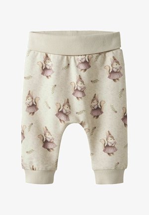 Beige Baumwoll-Hosen für Kleinkinder mit elastischem Bund, versehen mit einem wiederholten Druck von Cartoon-Eichhörnchen in lila Kleidern und floralem Akzent.