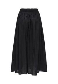 Jupe longue taille haute noire en ligne A avec tissu froncé et ceinture élastique, confectionnée en matériau léger et légèrement transparent.