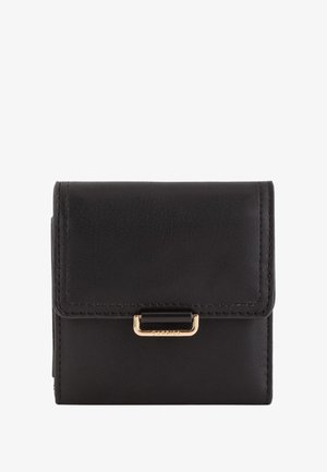 Cartera de cuero negro con textura suave, tapa abatible y cierre en tono dorado. Presenta costuras mínimas y un diseño compacto.