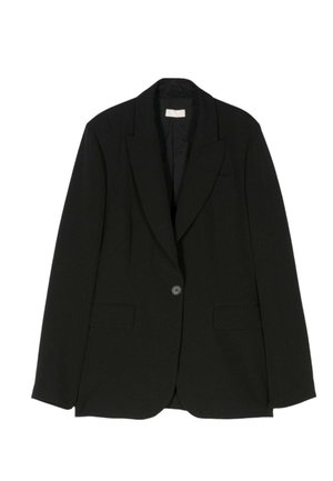 Blazer nero in tessuto morbido, caratterizzato da revers a crudo, chiusura con un bottone, due tasche frontali e una silhouette sartoriale.
