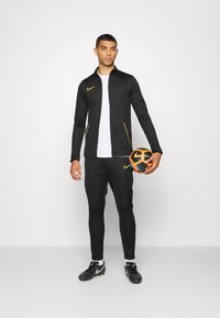 Nike Performance M NK DRY ACD21 TRK SUIT K - Fato de treino - black/laser orange