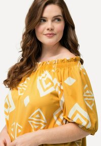 Ulla Popken RHOMBUS CARMEN TEE - Bluse - sand