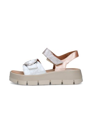 Sandalo platform chunky con suola beige, cinturino frontale argento con fibbia e cinturino alla caviglia color oro rosa con chiusura in velcro.
