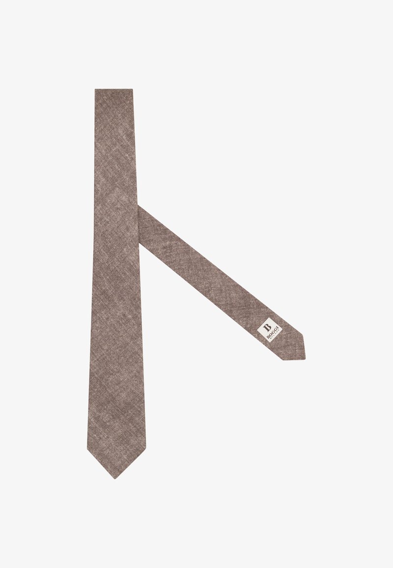 Cravate marron texturée pour hommes posée à plat avec une petite étiquette blanche portant l'inscription "B BOGGI Milano" près de l'extrémité étroite.