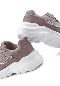 Chunky Sneaker mit einer strukturierten, hellbraunen Oberfläche, weißer Gummisohle und seitlichem Reißverschluss. Verfügt über ein geschichtetes Design für zusätzliche Tiefe.