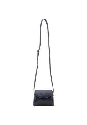 Piccola borsa a tracolla in pelle blu navy con forma arrotondata, chiusura a patta e tracolla regolabile. Presenta una superficie liscia e cuciture minime.