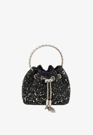 Fekete gyöngyökkel díszített kézitáska húzózsinóros záródással, ezüst lánc füllel és fémes kiegészítőkkel. Texturált felülettel és bojt részlettel rendelkezik.