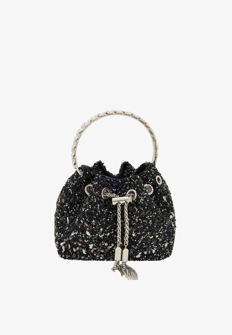 Sorte perle håndtaske med snørelukning, sølv kædehåndtag og metallisk hardware. Har en tekstureret overflade og kvast accent.