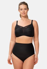 Reggiseno nero wireless con pannello in rete e spalline larghe, abbinato a slip neri a vita alta. Texture liscia e design senza cuciture.