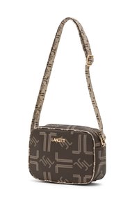 Borsa a tracolla in pelle marrone con motivo geometrico, ferramenta dorata, tracolla regolabile e chiusura con zip. Sul davanti è presente il logo del marchio.