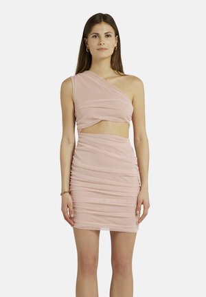 Asymmetrisches pinkes Kleid mit drapiertem Design, einem Träger und geraffter Textur. Es verfügt über einen Bauch-Ausschnitt und eine Länge oberhalb des Knies.