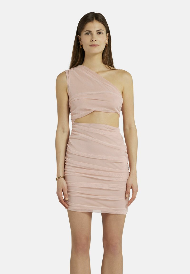 Asymmetrisches pinkes Kleid mit drapiertem Design, einem Träger und geraffter Textur. Es verfügt über einen Bauch-Ausschnitt und eine Länge oberhalb des Knies.