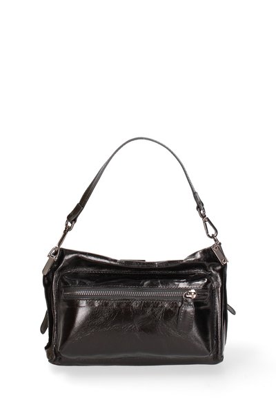 Sac à main en cuir noir avec une poche avant zippée, une poignée courte et une texture lisse. Présente des éléments en métal et une forme rectangulaire.