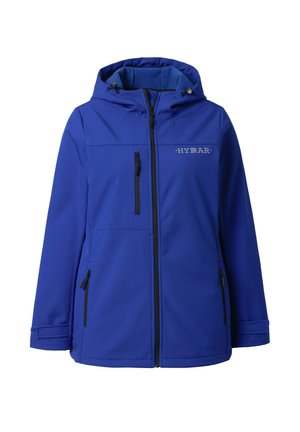 Giacca softshell blu con cappuccio, dettagli grigi, tasche con zip e chiusura frontale con zip. Presenta un logo nella zona del petto.