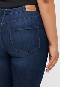 ONLY Carmakoma CARTHUNDER LIFE - Jeans Skinny Fit - dark blue denim