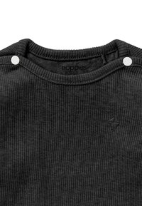 Ciemnoszary sweter w prążki z okrągłym dekoltem, z dwoma białymi zatrzaskami na ramieniu i małym haftowanym logo, wykonany z miękkiego materiału.