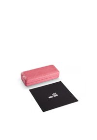 Custodia rettangolare rosa con testo e logo in rilievo, accompagnata da una carta nera con la scritta "LOVE MOSCHINO" in caratteri bianchi.