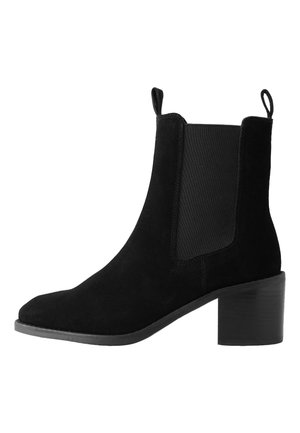 Bottine noire en daim avec panneau latéral élastique, languettes, bout pointu et talon bloc.