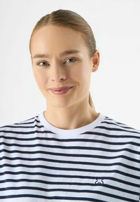 Gestreept T-shirt in wit en marineblauw, met een ronde halslijn, gemaakt van zacht katoen, met een klein logo geborduurd op de borst.