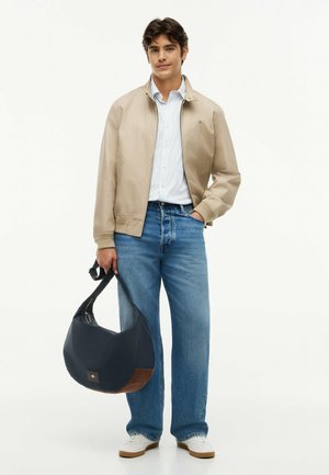 Tommy Hilfiger, TOMMY HILFIGER HERITAGE LOGO PATCH SLOUCH CROSSBODY BAG - Sac bandoulière - space blue