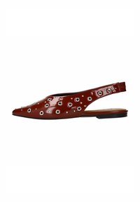 Rode gepatenteerde leren slingback platte schoen met een spitse neus, voorzien van zilveren ogen en een stevige zwarte rubberen zool.