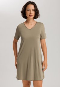 Vestito verde oliva a maniche corte con scollo a V e vestibilità comoda, realizzato in tessuto morbido e liscio. Presenta un design semplice e senza cuciture.