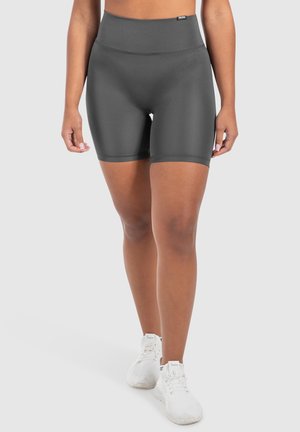 Shorts taille haute, gris foncé, fabriqués dans un matériau lisse et extensible. Présentent une coupe ajustée et une taille élastique pour le confort pendant le mouvement.