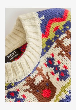 Pletený sveter s rebrovaným béžovým golierom, viacfarebnými vzormi v červenej, zelenej, modrej a hnedej farbe, s textúrovaným povrchom.