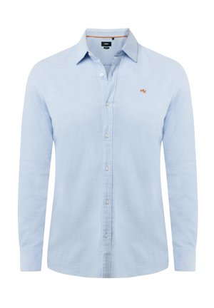 Camisa de manga larga de botones en azul claro, hecha de un tejido texturizado, con un pequeño logo naranja en el pecho y un diseño de cuello clásico.