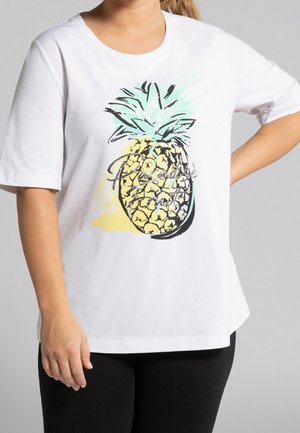 T-shirt blanc à manches courtes avec un graphique d'ananas en noir, jaune et turquoise, de coupe décontractée et d'encolure ronde.