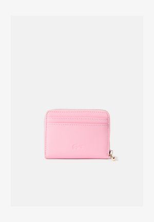Cartera de cuero rosa con un acabado texturizado, que cuenta con cuatro ranuras para tarjetas, un compartimento con cremallera y un logotipo grabado en la parte frontal.