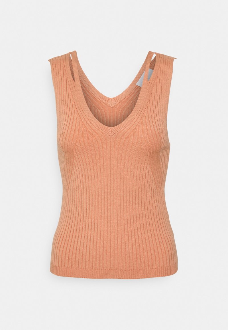 Débardeur en tricot côtelé sans manches avec un col en V profond de couleur pêche corail clair, présenté à plat sur fond blanc.