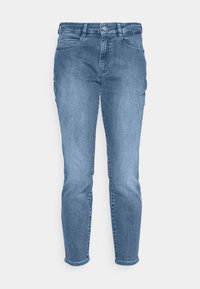 Jeans de denim azul claro con corte slim, que presentan cinco bolsillos, cierre frontal de botón y un leve desvanecimiento a lo largo de las piernas.