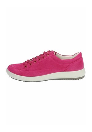 Sneaker in suede rosa con suola in gomma bianca, punta rotonda e lacci piatti. Presenta un design minimalista con dettagli di cucitura sottili.