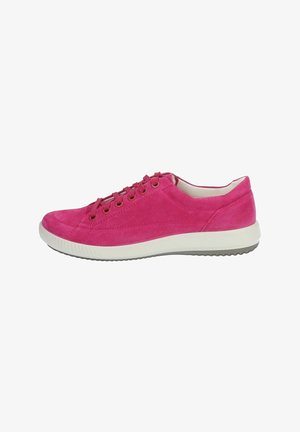 Rosa Wildledersneaker mit weißer Gummisohle, runder Zehenkappe und flachen Schnürsenkeln. Es zeichnet sich durch ein minimalistisches Design mit dezenten Nähten aus.