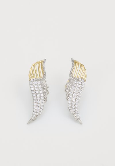 Deux boucles d'oreilles en forme d'aile, en métal argenté avec des strass ronds taillés clairs et des accents en métal doré dans un design superposé.
