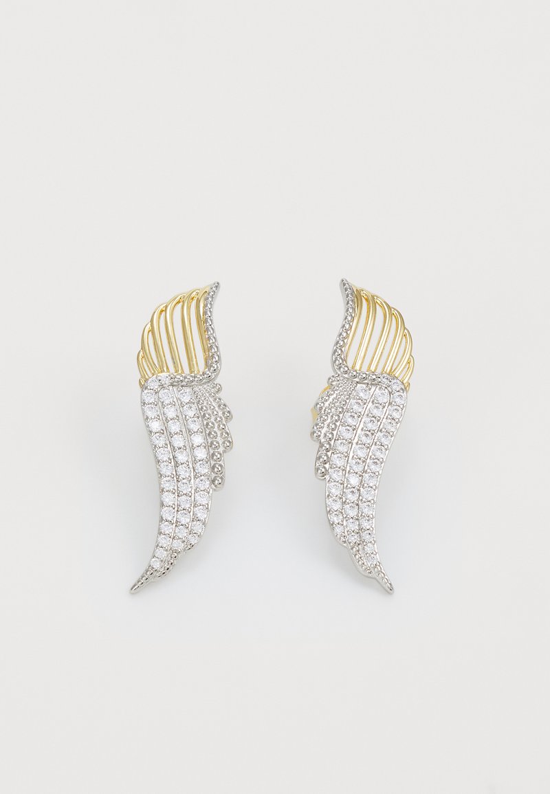 To parreformede øreringe i vingeform fremstillet af sølvfarvet metal med klare, rundslibede rhinestones og guldfarvet metalaccenter i et lagdelt design.