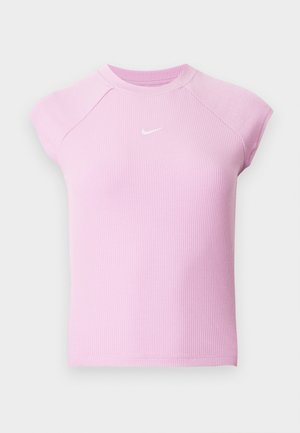 Jasnoróżowy sportowy top z krótkim rękawem, prążkowany, z okrągłym dekoltem i małym białym logo Nike Swoosh umieszczonym na środku klatki piersiowej.