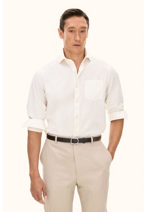 Oscar Jacobson, REG FIT WIDE SPREAD C GD - Skjorter - ecru/white