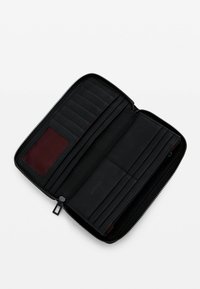 Portafoglio in pelle nera con chiusura a zip, dotato di molteplici scomparti per carte, una tasca trasparente per l'ID e un interno liscio con un accento rosso scuro.