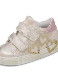Sneaker metallic oro con due strap in velcro, con accentuazione rosa sul tallone e motivi a cuore in glitter oro. Superficie testurizzata e suola in gomma.