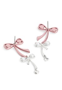 Rosa och silvermetallörhängen med slanförningar, pärlaktiga accenter och hängande hjärtformer; med en jämn textur och polerade ytor.