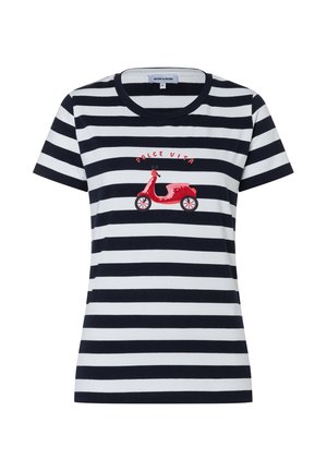 Koszulka z krótkim rękawem w czarno-białe paski z czerwonym nadrukiem skutera i tekstem „Dolce Vita” na środku klatki piersiowej.